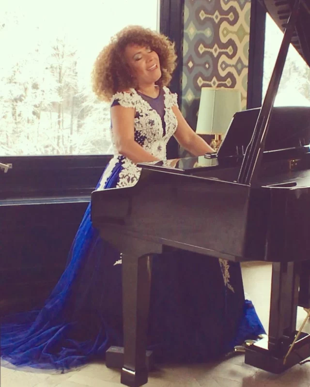 Thank you Yulee for your trust! Here is our latest music videoclip:
https://youtu.be/dZmmxJlWxrs #musicvideo #romantic #balada #amor #ubmedia #videoproduction #lucerne #chateaugutsch #switzerland